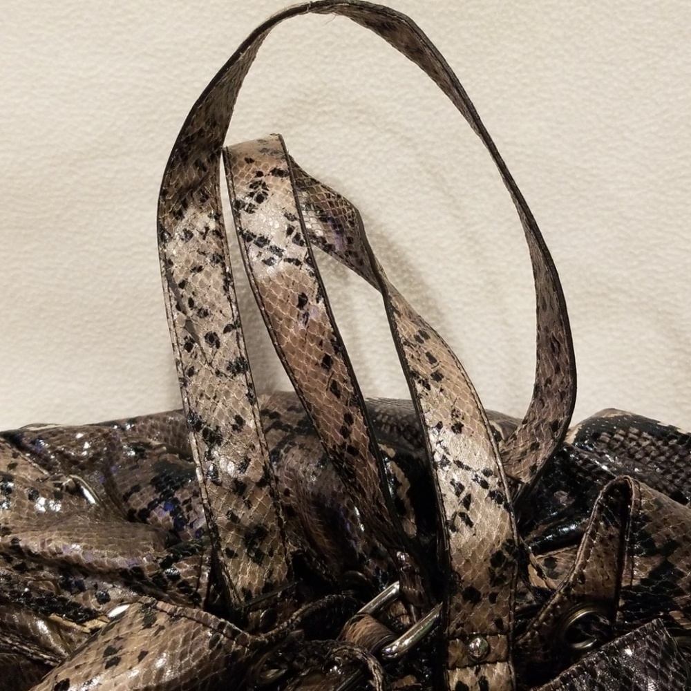 Drawstring snakeprint bag. - Picture 7 of 8
